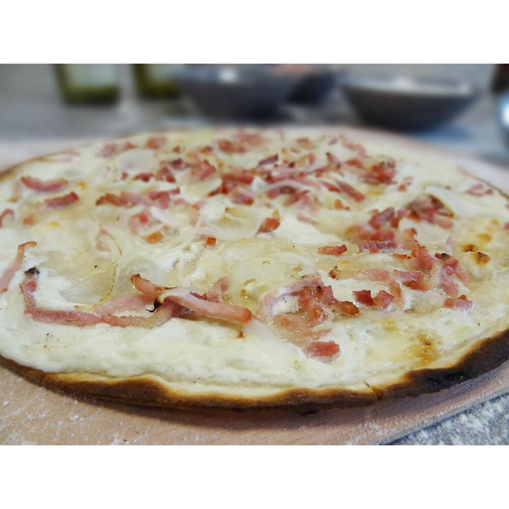 Tarte flambée cuite préparée avec le kit Tradi-Pâtes